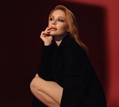 Подобається губитися в натовпі: Кароль у чеському Vogue розповіла про свій стиль та посвітила колінками