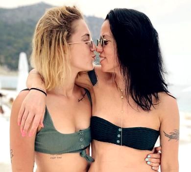 Цукерочка Горова в купальнику засвітилася на відпочинку зі своїм щастям