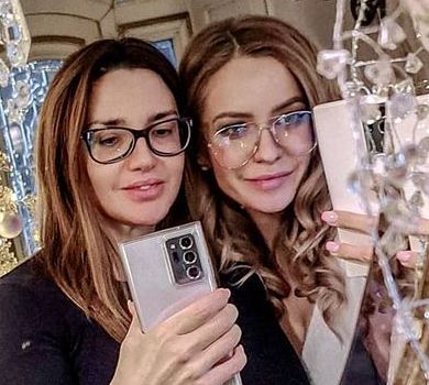 Дві білочки: Марченко з невісткою прикрасили ялинку та заселфилися у гілках 