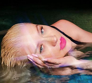 Зваблива русалонька: Агілера в купальнику попозувала в нічному басейні