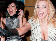 ВІА Гра вивалювала декольте, а Андрій Шевченко чухав маківку