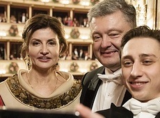 Порошенки на Віденському балі: сукня Марини від Гресь та гола витівка Femen