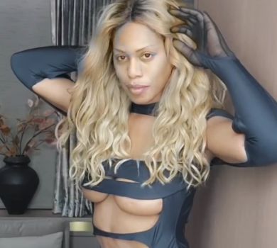 50-річна транс-зірка Лаверн Кокс покрутилася перед дзеркалом у спідньому. ВІДЕО