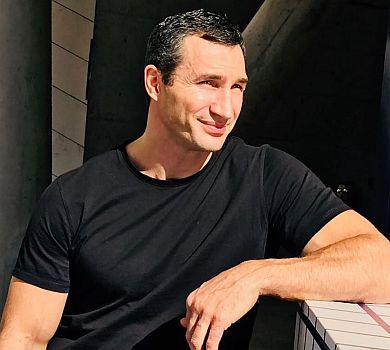 Кличка в Іспанії врятували з палаючої яхти