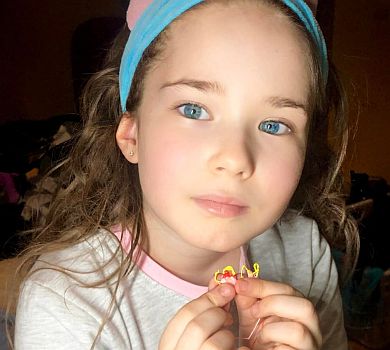 Мамина модниця: Мозгова помилувалася 7-річною донею у квітучому Києві. ВІДЕО