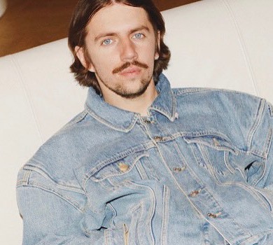 Багінський презентував патріотичні кепки, профіт від продажу яких віддадуть на армію