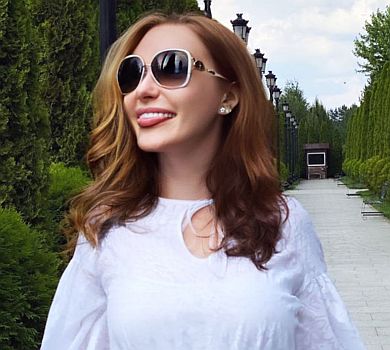 Слава НеАнгел у яскравому купальнику показалася з дітьми в басейні на терасі