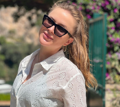 Спортивна мамця Світоліна з донькою біля серця попозувала на набережній