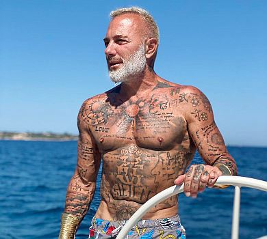 У ритмі літа: 54-річний Джанлука Ваккі вшкварив запальний танок у самих плавках. ВІДЕО