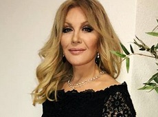 53-річна Повалій показала стрункі ноги в міні. ФОТО