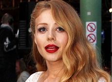 Кароль добудовує заміський будинок, щоб його продати?