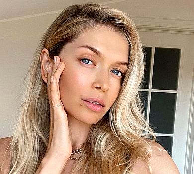 Брежнєва з голим животом потанцювала на стільці. ВІДЕО 