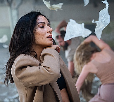 Танці в пилу: Огнєвіч зняла антигламур на покинутому заводі  