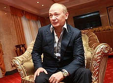 Офіс Юри Єнакієвського: двоспальні ліжка, вензелі, оксамит і мозаїка 