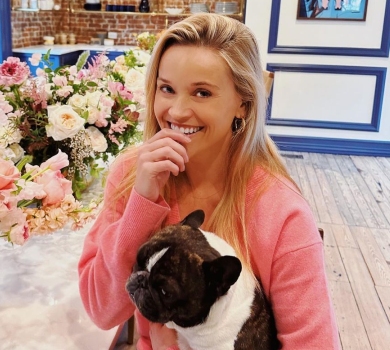 Різ Візерспун 47: акторка наробила щасливих фото з песиком