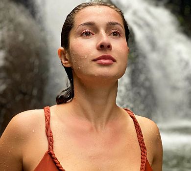 Ярославська показалася в купальнику у водоспаді та в найвищому у світі басейні 