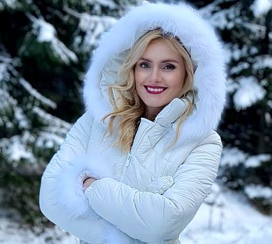 Федишин у дивній позі завмерла в вікні авта і вдала з себе сніжинку