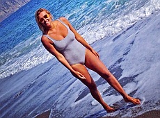 Клочкова невтомно світить тілом на вже порожніх пляжах Криму. ФОТО