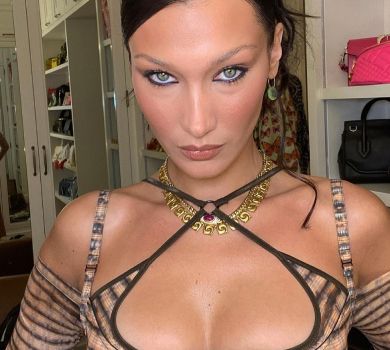 Белла Хадід залягла у ванну в сукні та прикрила циці мушлями. ФОТО