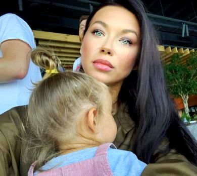 Логунова зі Ступкою завели Instagram 2-річній доньці та вперше показали її обличчя