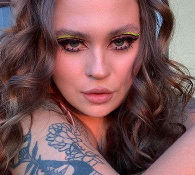 Солістка KAZKA в бюстгальтері подражнила хижим поглядом і засвітила тату