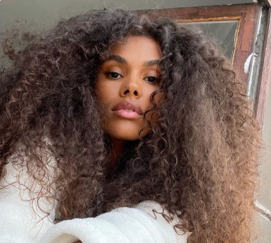 Кунакі у бікіні випнула дупцю для несправжнього фотографа