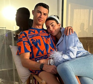 Роналду з наймолодшею донею на руках попозував її мамі. Миле ФОТО