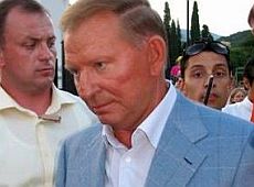 Кучма не хоче подарунків і спить з жінкою у таборі