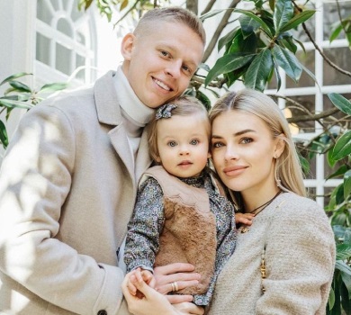 Стильна прогулянка: Зінченки з 1-річною донькою вигуляли бежеві луки в Лондоні