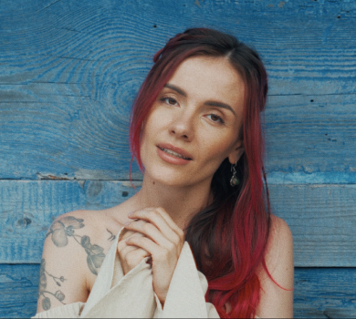 Де те щастя, що ніколи не гасне: MamaRika журливо заспівала про безтурботне дитинство. ВІДЕО