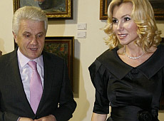 Литвина в рожевій краватці привабила колекційна зброя