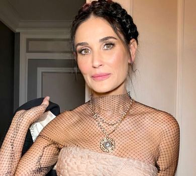 57-річна Демі Мур із косою нижче попи гайнула в танець на гламурній вечірці