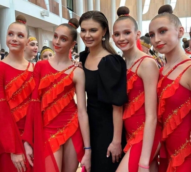 Кабаєва на фестивалі імені себе засвітилася в недорогому луці та з обручкою на пальці