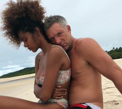 Кунакі з особливої нагоди показалася в бікіні та палких обіймах 54-річного Касселя