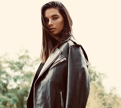 Голонога дружина Усика в шкірянці розхвалила найріднішу Україну. ФОТО