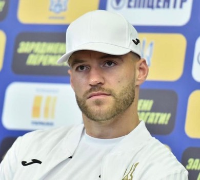 Його батько в ТрО, а це падло в Пітері: Ярмоленко та Алієв засудили мовчання Тимощука