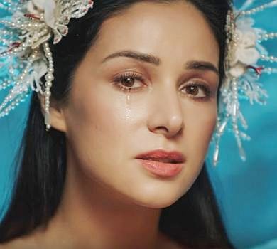 Оголена Огнєвіч поніжилася в купелі для нового арт-ВІДЕО 