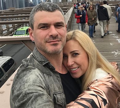 Матвієнко у нью-йоркському кліпі наробила селфі зі своїм доберманом Мірзояном 