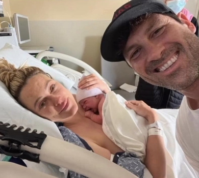 Перерізання пуповини та сльози тата: дружина Чмерковського поділилася зворушливим ВІДЕО з пологів