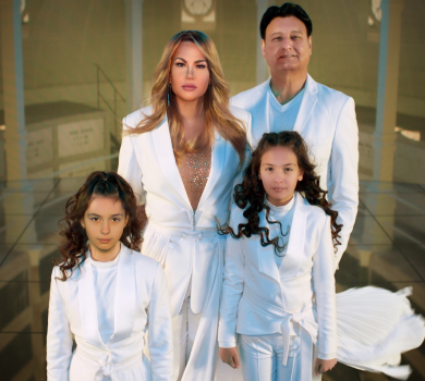 Камалія, Захур та їхні 9-річні доньки у total white знялися у кліпі про Україну. ВІДЕО