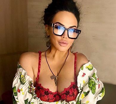 Валютна Оксана Байрак заінтригувала ФОТО у спідньому