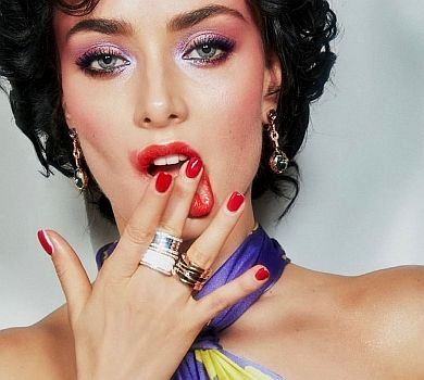 Еллерт не впізнає: Мішина епатувала кардинальною зміною зачіски та яскравим макіяжем