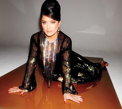 54-річна Хаєк оголила ноги у розтяжці на сторінках мексиканського глянцю