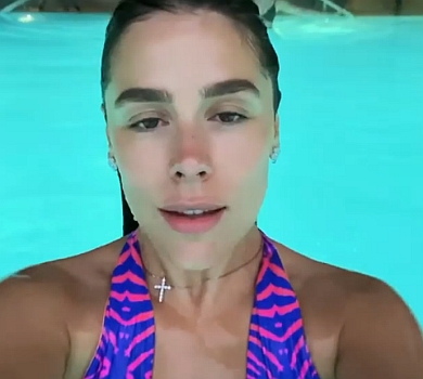 Онуфрійчук у купальнику поплавала в басейні серед гір. ВІДЕО