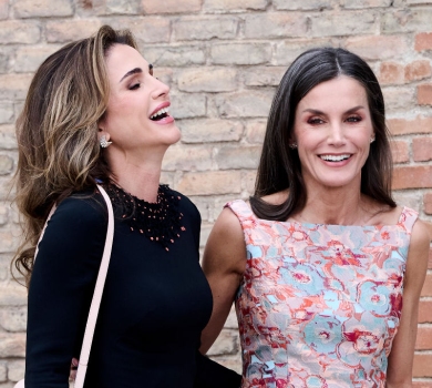 Королеви-подружки: Їхні Величності Ранія та Летісія в ефектних сукнях потусили разом у Мадриді