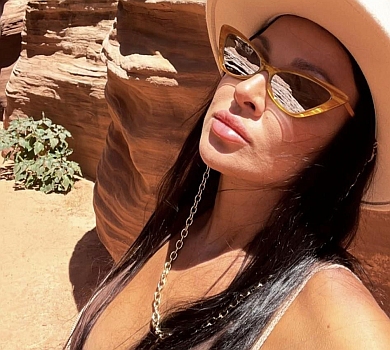 Із каміном та душем: дружина Влада Ями показалася на наметовому відпочинку в Аризоні