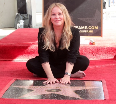 Невиліковно хвора Крістіна Еплгейт з ціпком відкрила іменну зірку на Алеї слави. ФОТО