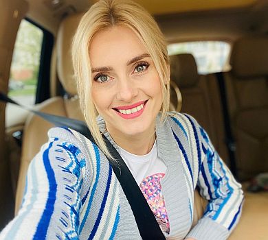 Федишин у міні посвітила ногами на тлі старовинного замку. ФОТО 