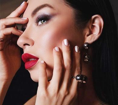 Логунова показала, яка вона кралечка з лопатою на носі