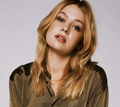 20-річна донька Брежнєвої у кокетливій сукні засвітила новий колір волосся. ФОТО